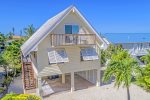 Single family stilted home, plenty of privacy & walking distance to Sombrero Beach 